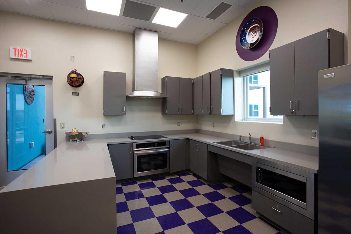菠菜十大客户端APP学生公寓的共用厨房.